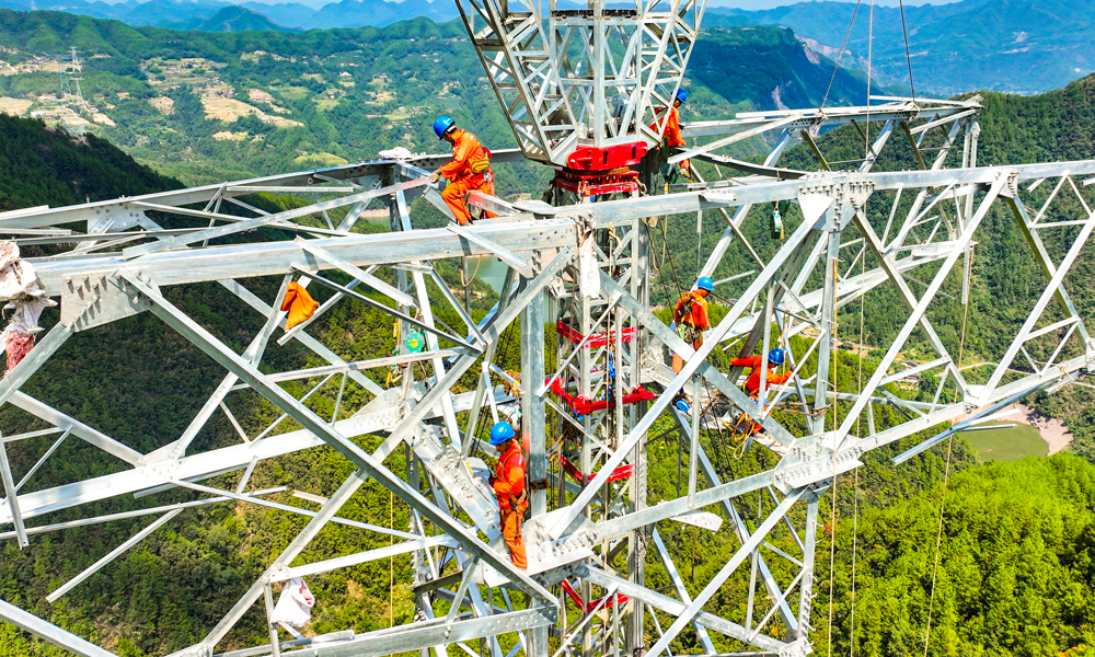 “寧電入湘”特高壓組塔施工現(xiàn)場。