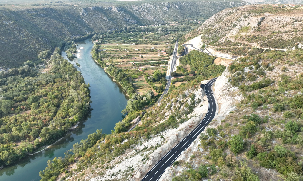 該項目是中東歐地區(qū)極為重要的一條交通線，是推動“一帶一路”項目的關鍵一環(huán)，在中東歐經(jīng)濟版圖中具有重要意義，也是中國企業(yè)在波黑承建的第一條高速公路工程。中國建筑承建高速主體路段，中國電建與阿塞拜疆企業(yè)組成的聯(lián)合體負責橋梁建設，工程總造價約1億歐元。圖為中國建筑三局波黑泛歐5C走廊高速航拍。