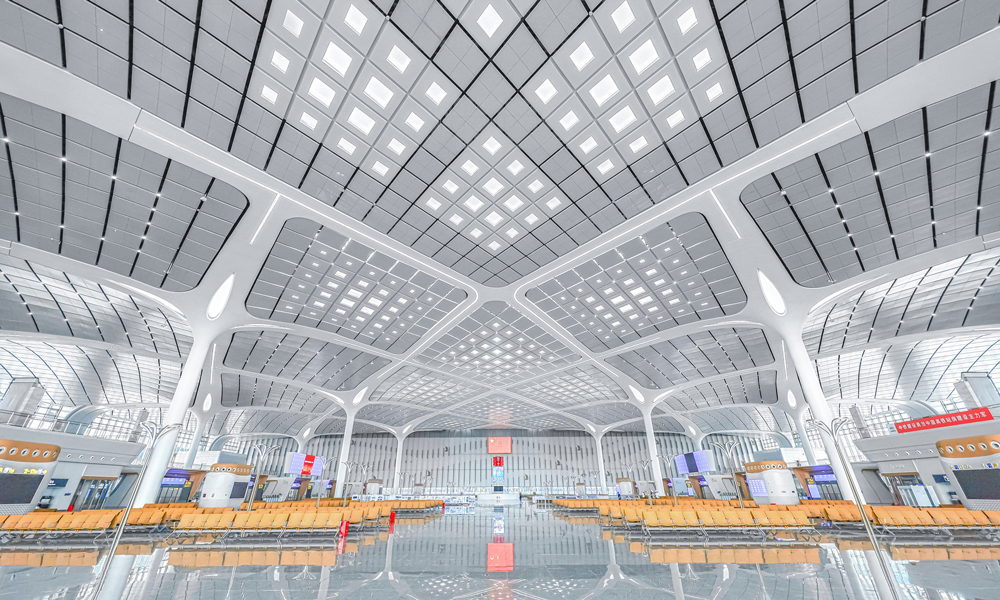 車(chē)站以“海絲騰飛，潮立汕頭”為設(shè)計(jì)理念，站房外22根曲線柔和的“海浪柱”，配以柱頭的海浪狀檐口吊頂，通過(guò)富有海洋韻味的曲線模擬潮水起伏姿態(tài)。候車(chē)大廳吊頂面積達(dá)3.9萬(wàn)平方米，由15189塊穿孔板組成的菱形網(wǎng)格多曲面塊狀造型，宛如連綿起伏的波浪。圖為候車(chē)大廳內(nèi)景。