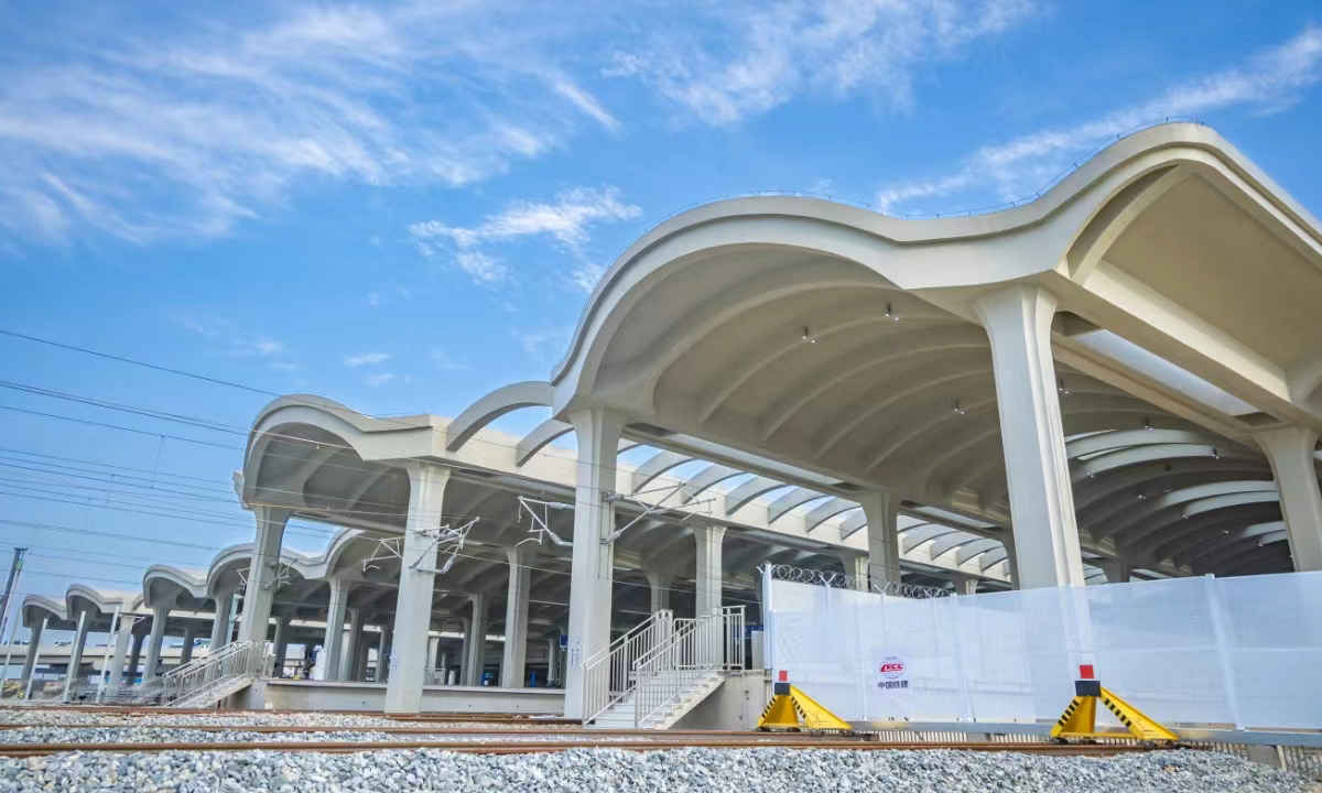 車(chē)站應(yīng)用建筑結(jié)構(gòu)一體化建設(shè)理念。項(xiàng)目團(tuán)隊(duì)研發(fā)了全國(guó)首例構(gòu)建一體化樹(shù)狀造型鋼結(jié)構(gòu)施工技術(shù)，將站內(nèi)大廳16根支撐柱優(yōu)化為“榕樹(shù)”造型，實(shí)現(xiàn)功能和美學(xué)的內(nèi)在統(tǒng)一；建成了全國(guó)首例異形多曲連續(xù)拱形全現(xiàn)澆清水混凝土雨棚，相比鋼結(jié)構(gòu)雨棚，具有更佳的耐鹽酸、抗腐蝕和抗臺(tái)風(fēng)性能。圖為車(chē)站北雨棚。