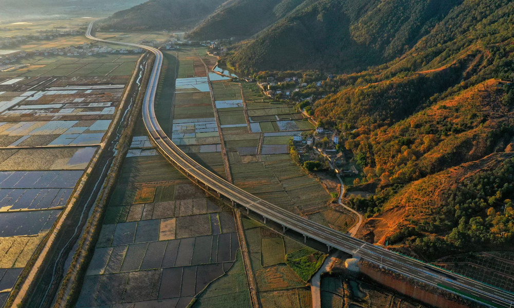 針對(duì)復(fù)雜的地質(zhì)條件，施工安全風(fēng)險(xiǎn)高、技術(shù)難度大等一系列難題，中國(guó)建筑華麗高速參建單位多次邀請(qǐng)有關(guān)院士、行業(yè)專(zhuān)家赴現(xiàn)場(chǎng)調(diào)研，科學(xué)制定處置方案，開(kāi)展對(duì)比驗(yàn)證，《特長(zhǎng)富水巖溶隧道斜井工區(qū)涌水處治關(guān)鍵技術(shù)研究》《滇西山嶺復(fù)雜條件下高速公路橋隧工程施工關(guān)鍵技術(shù)》等課題先后獲得有關(guān)部門(mén)、行業(yè)協(xié)會(huì)認(rèn)定達(dá)到國(guó)際領(lǐng)先水平。