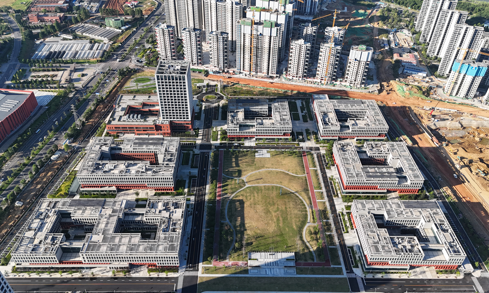 由中國建筑旗下中建五局承建的長沙岳麓山實驗室集聚區(qū)農(nóng)大片區(qū)項目，致力于打造國家級實驗室，項目位于湖南省長沙市，項目總建筑面積20.4萬平方米，包含3個功能研究部、6個品種創(chuàng)新中心、2個公共平臺、1個共享服務中心，是岳麓山實驗室四大片區(qū)的首開片區(qū)，項目建成后將成為湖南重大戰(zhàn)略種源創(chuàng)新區(qū)、育種共性技術(shù)研究創(chuàng)新區(qū)以及高水平種業(yè)創(chuàng)新人才集聚區(qū)的種業(yè)創(chuàng)新高地。