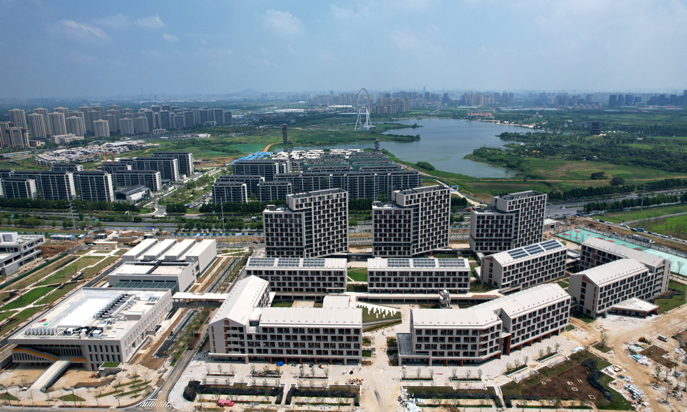 由中國建筑旗下中建五局承建的安徽醫(yī)科大學新醫(yī)科中心（新校區(qū)）一期項目，是安徽省“十四五”規(guī)劃教育提質(zhì)擴容重大項目，總建筑面積約20.2萬平方米，是改善安徽醫(yī)科大學學生生活條件的重要民生工程。項目建成后將進一步完善學校配套設(shè)施，優(yōu)化辦學空間布局，助力提升安徽省醫(yī)學人才培養(yǎng)和衛(wèi)生健康服務供給能力。