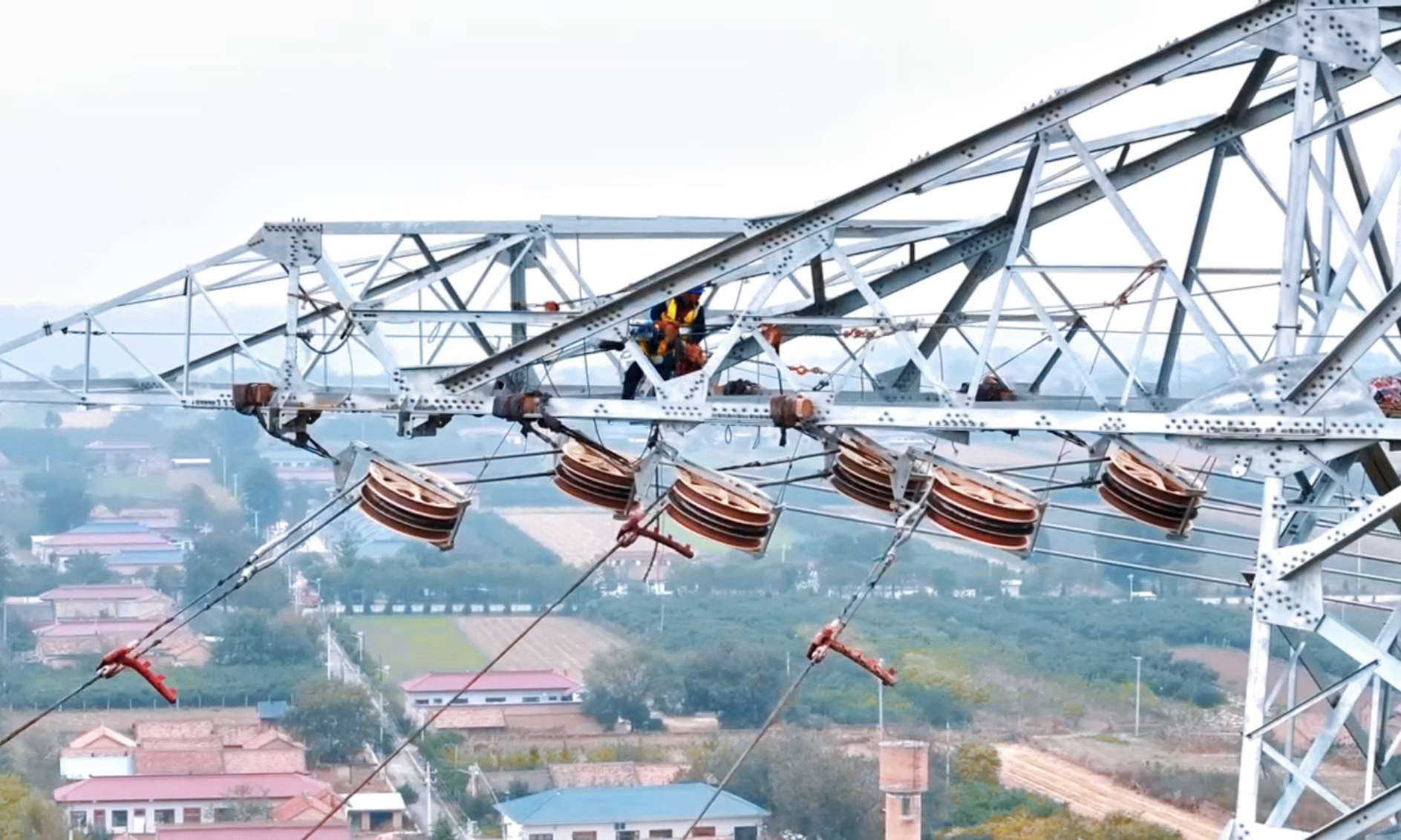 隴東—山東±800千伏特高壓直流輸電工程是我國首個(gè)“風(fēng)光火儲(chǔ)一體化”大型綜合能源基地外送項(xiàng)目。工程起于甘肅慶陽換流站，止于山東東平換流站，途經(jīng)甘肅、陜西、山西、河北、山東5省份，線路全長926.4千米。