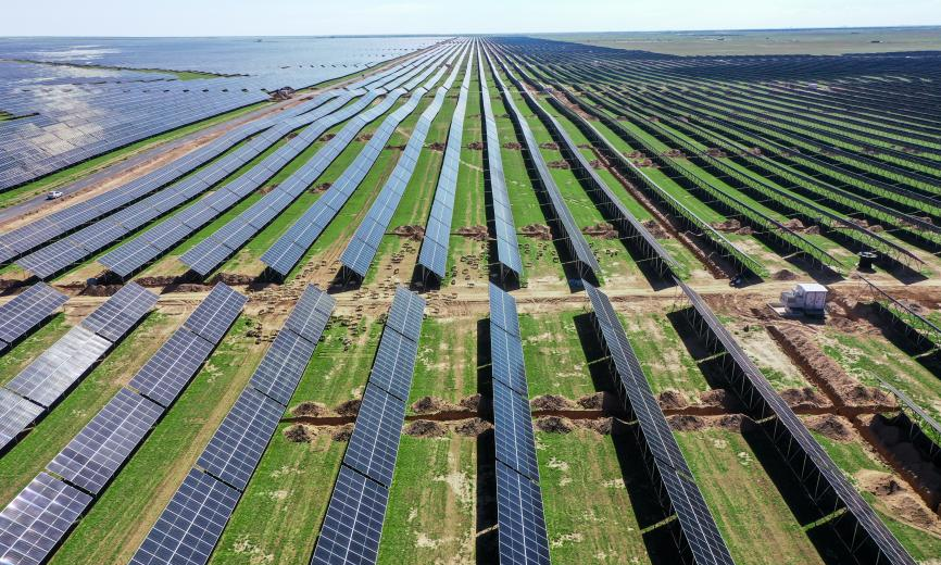 國家能源集團(tuán)國電電力蒙西藍(lán)海光伏電站（蒙西鄂爾多斯采煤沉陷區(qū)300萬千瓦光伏基地項(xiàng)目）是國家第二批以沙漠、戈壁、荒漠地區(qū)為重點(diǎn)的大型風(fēng)電光伏基地項(xiàng)目之一，是國家“西電東送、西部開發(fā)”內(nèi)蒙古鄂爾多斯上海廟至山東臨沂±800千伏特高壓直流輸電工程重點(diǎn)配套項(xiàng)目，按照“火光打捆，一體送出”思路送至山東消納。項(xiàng)目全容量并網(wǎng)投產(chǎn)后，預(yù)計(jì)年發(fā)電量達(dá)57億千瓦時(shí)，可滿足200萬戶居民一年的生活用電。按照火電標(biāo)準(zhǔn)煤耗計(jì)算，每年可節(jié)約標(biāo)煤171萬噸、減排二氧化碳約470萬噸，相當(dāng)于植樹6.27萬公頃。