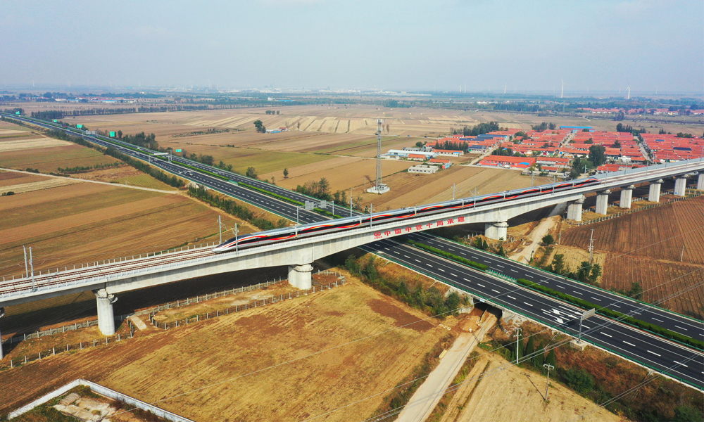 濰煙高鐵與已建成的青榮城際、濰榮高鐵互相串聯(lián)，至此山東省高鐵運(yùn)營里程達(dá)到3047公里，并成環(huán)運(yùn)行，對加快推進(jìn)山東半島城市群互聯(lián)互通，推動環(huán)渤海灣及沿海與內(nèi)陸地區(qū)融合發(fā)展具有重要作用。