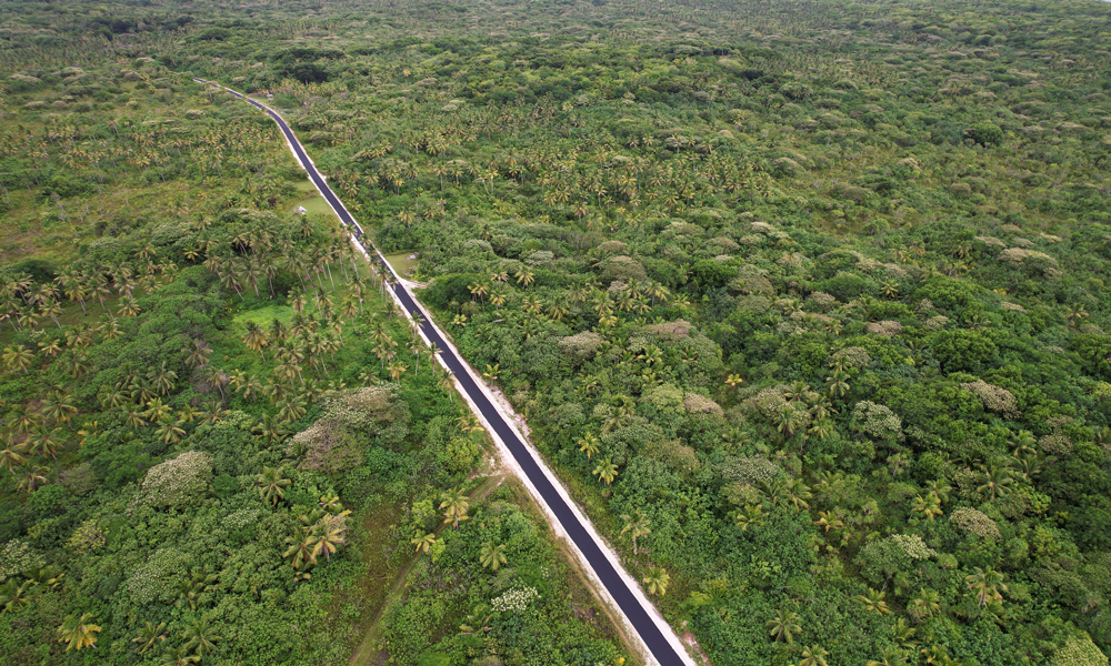 近日，中國(guó)中鐵旗下中鐵一局承建的中國(guó)援助紐埃環(huán)島公路升級(jí)項(xiàng)目正式移交紐埃政府。該項(xiàng)目于2023年4月開工，全長(zhǎng)46.1公里，施工內(nèi)容涵蓋環(huán)島路主線和內(nèi)部連接線道路的路面修復(fù)升級(jí)、部分段落增設(shè)交通安全設(shè)施、停車場(chǎng)、人行道及照明等。