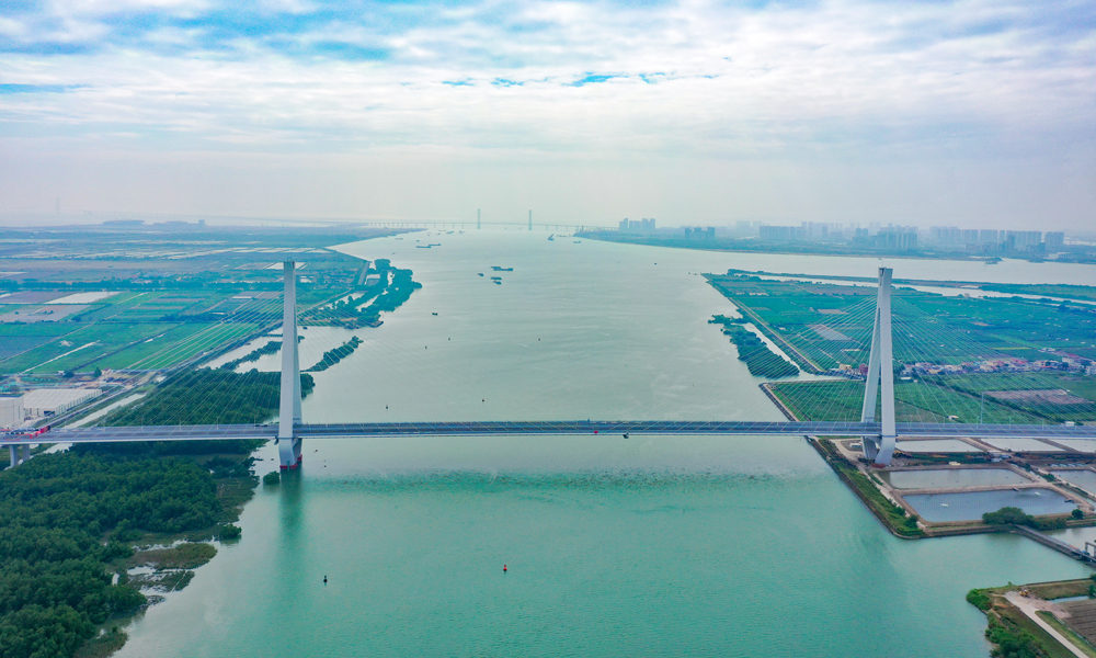 南中高速建成通車(chē)后，與深中通道形成Y型路網(wǎng)，北接南沙及粵北地區(qū)，西接中山、江門(mén)，向東快速連接深圳、香港，將粵港澳大灣區(qū)東西連為一體，對(duì)促進(jìn)區(qū)域一體化發(fā)展、帶動(dòng)粵港澳大灣區(qū)全面發(fā)展具有重要意義。