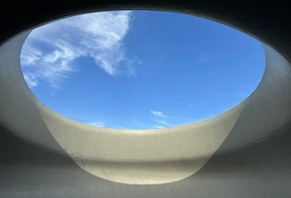 深圳灣文化廣場(chǎng)項(xiàng)目設(shè)計(jì)以海邊原石為靈感，呈現(xiàn)出一片原始的超現(xiàn)實(shí)的大地景觀。攝云石、懸云石等8個(gè)石頭形狀的建筑，也如同亙古不變的石群，相互倚靠，成為城市的精神標(biāo)志。圖為項(xiàng)目望云石冥想空間清水混凝土施工成品效果。