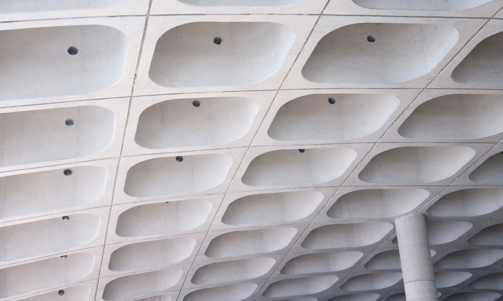 深圳灣文化廣場(chǎng)項(xiàng)目北館和南館均已如期實(shí)現(xiàn)主體結(jié)構(gòu)全面封頂，正進(jìn)行機(jī)電、幕墻、精裝、園林等專業(yè)施工，預(yù)計(jì)2025年全面建成交付。圖為項(xiàng)目密肋梁展廳清水混凝土施工成品效果。