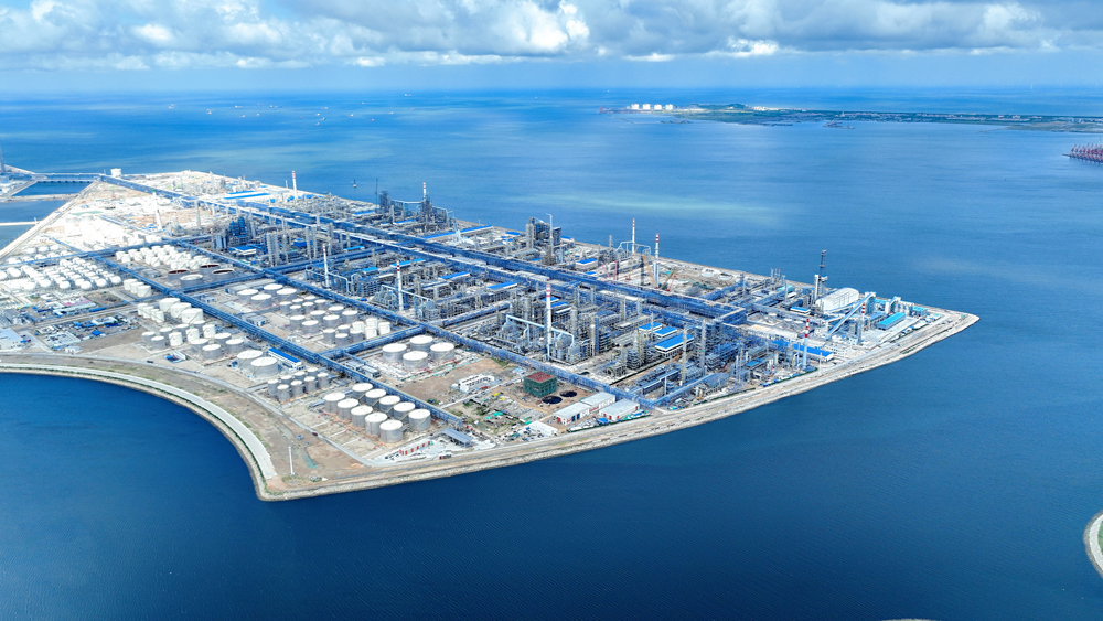 近期，中國(guó)建筑一批重點(diǎn)項(xiàng)目竣工。圖為裕龍島煉化一體化（一期）常減壓聯(lián)合裝置項(xiàng)目。該項(xiàng)目由中國(guó)建筑旗下中建安裝承建，是山東省重點(diǎn)項(xiàng)目項(xiàng)目，建設(shè)總面積8.86萬平方米，包括一套1000萬噸/年常減壓蒸餾裝置、一套1000萬噸/年常壓蒸餾裝置、兩套LPG回收裝置、兩套輕烴回收裝置、兩套脫硫醇裝置及配套工程，項(xiàng)目投產(chǎn)后可生產(chǎn)汽、煤、柴、船燃等產(chǎn)品，助力山東高端石化產(chǎn)業(yè)加速升級(jí)。