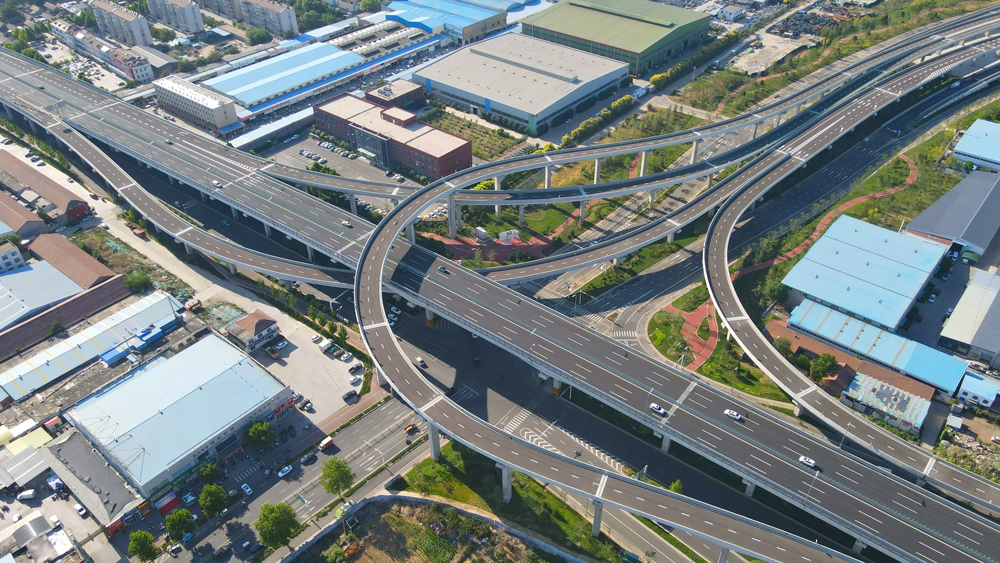 由中國(guó)建筑旗下中建八局承建的淄博市城市快速路網(wǎng)建設(shè)項(xiàng)目（一期），是淄博市一號(hào)重點(diǎn)民生工程，項(xiàng)目位于山東省淄博市，全長(zhǎng)約9公里，包括8.4公里的高架橋以及地面段、輔路匝道等，項(xiàng)目是淄博“兩環(huán)五射線”計(jì)劃中的重要一環(huán)，通車后將有效緩解城市交通壓力。