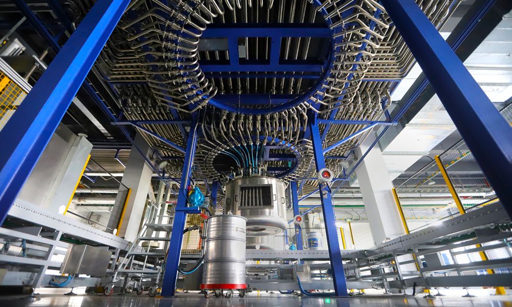 相較于傳統(tǒng)涂料工廠生產(chǎn)模式，這座裝上“智慧大腦”的數(shù)字化工廠可將生產(chǎn)效率提升2倍以上。近年來，工廠項目人員開展技術(shù)攻關(guān)，大幅提高了防腐涂料的生產(chǎn)質(zhì)效，在線接單、給出最優(yōu)排產(chǎn)方案、生產(chǎn)線全流程自動化運行、自動灌裝、智能調(diào)色……該智能工廠依托中國海油自主研發(fā)的生產(chǎn)管理數(shù)字化平臺打造了將智能排程系統(tǒng)，應(yīng)用于流程性生產(chǎn)制造的示范場景。圖為防腐涂料智能工廠柔性線。朱國利 攝