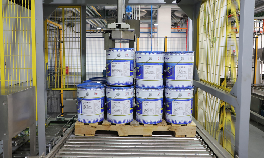 自投產(chǎn)以來，該智能工廠生產(chǎn)的防腐涂料已在渤中19-6氣田生產(chǎn)平臺、深遠(yuǎn)海浮式風(fēng)電平臺“海油觀瀾號”等大型海洋裝備上廣泛應(yīng)用，成為“大國重器”穩(wěn)立藍(lán)海的重要支撐力量。進(jìn)入四季度，海油發(fā)展公司常州院錨定目標(biāo)，聚力提高防腐涂料生產(chǎn)質(zhì)效，向著全年生產(chǎn)任務(wù)目標(biāo)沖刺。圖為正在進(jìn)行堆垛的防腐涂料產(chǎn)品。朱國利 攝