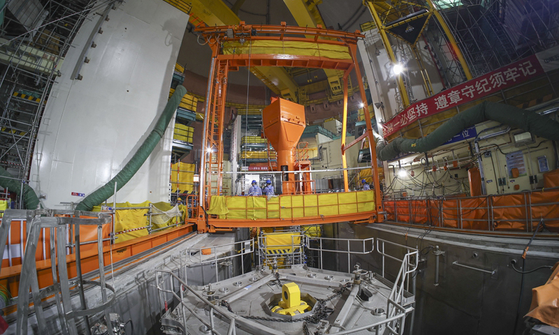 11月13日，在浙江省溫州市蒼南縣中廣核浙江三澳核電項(xiàng)目1號(hào)機(jī)組處，工作人員在檢查機(jī)柜。新華社發(fā)（蘇巧將 攝）