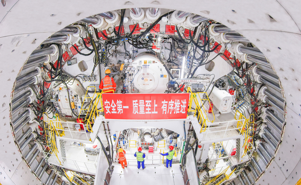 濟(jì)南市黃崗路穿黃隧道是濟(jì)南踐行“黃河流域生態(tài)保護(hù)和高質(zhì)量發(fā)展”國(guó)家戰(zhàn)略的標(biāo)桿性工程，工程南起藍(lán)翔中路，終點(diǎn)與在建G309互通立交相銜接，全長(zhǎng)約5755米，雙向6車(chē)道，設(shè)計(jì)時(shí)速60公里，是世界最大直徑水下盾構(gòu)隧道。施工中，隧道長(zhǎng)距離穿越疊合地層，最深覆土厚度達(dá)49.2米，最大水土壓力6.3巴，先后下穿黃河兩岸大堤、黃河，掘進(jìn)過(guò)程中沉降控制要求高，施工難度大。圖為盾構(gòu)隧道內(nèi)景。