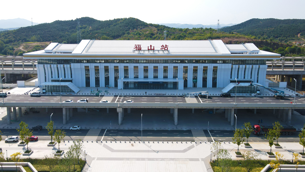 由中國(guó)建筑旗下中建八局承建的山東省新建濰坊至煙臺(tái)鐵路站房及相關(guān)工程，是國(guó)家“八縱八橫”高鐵主通道中沿海高鐵通道的重要組成部分，項(xiàng)目涵蓋濰煙高鐵全線5座新建站房分別為灰埠站、萊州站招遠(yuǎn)站、煙臺(tái)西站、福山站以及2座改造站房分別為龍口市站、蓬萊市站，項(xiàng)目的通車結(jié)束了煙臺(tái)龍口、招遠(yuǎn)、萊州等經(jīng)濟(jì)百?gòu)?qiáng)縣不通高鐵的歷史，標(biāo)志著煙臺(tái)市進(jìn)入全域高鐵時(shí)代。