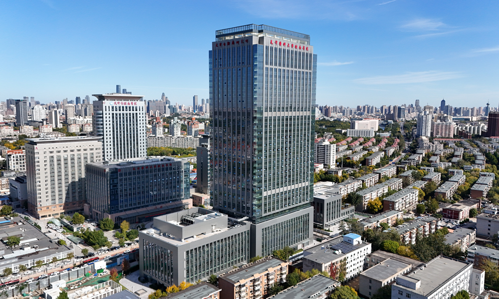 由中國(guó)建筑旗下中建八局承建的天津醫(yī)科大學(xué)腫瘤醫(yī)院擴(kuò)建二期南院施工總承包項(xiàng)目，是天津衛(wèi)生領(lǐng)域重點(diǎn)工程項(xiàng)目，項(xiàng)目位于天津市河西區(qū)，總建筑面積約14.1萬(wàn)平方米，分為轉(zhuǎn)化醫(yī)學(xué)與個(gè)體化腫瘤治療研究中心、體檢中心2個(gè)單體，項(xiàng)目是集醫(yī)、教、研、防為一體的大型三級(jí)甲等腫瘤?？漆t(yī)院，全國(guó)三大頂級(jí)智能化腫瘤防治中心之一，投用后將助力天津建立健全市腫瘤防治三級(jí)網(wǎng)絡(luò)。