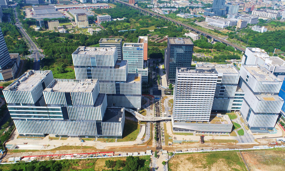 由中國(guó)建筑旗下中建科技承建的深港生物醫(yī)藥產(chǎn)業(yè)園設(shè)計(jì)采購(gòu)施工總承包（EPC）項(xiàng)目，是裝配式混凝土結(jié)構(gòu)廠房，項(xiàng)目位于廣東省深圳市，總建筑面積24.13萬(wàn)平方米，包括3棟廠房和1棟配套商業(yè)、食堂、宿舍綜合樓，項(xiàng)目投用后將成為集基礎(chǔ)研發(fā)、成果轉(zhuǎn)化、臨床應(yīng)用、高端制造于一體的生物醫(yī)藥產(chǎn)業(yè)標(biāo)桿園區(qū)，助力深圳坪山打造生物醫(yī)藥產(chǎn)業(yè)名片。