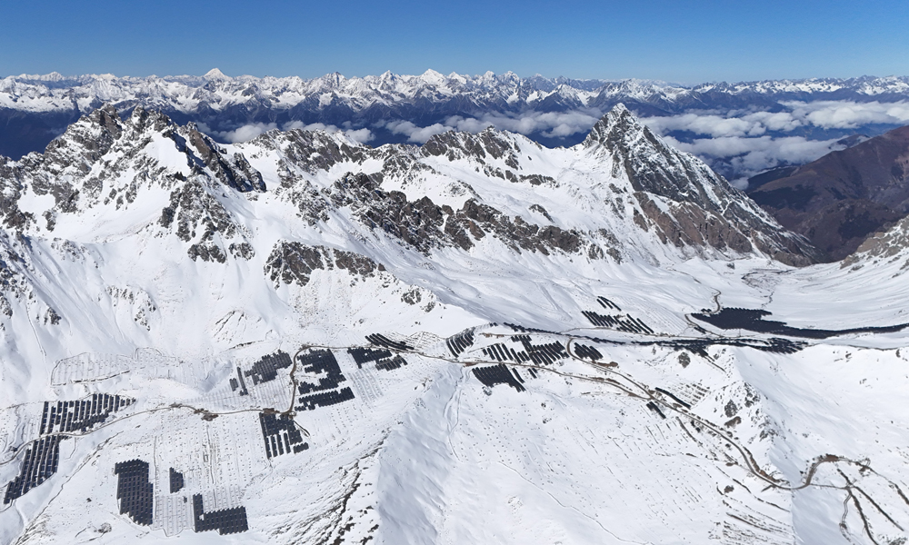 12月24日，世界海拔最高的光伏項(xiàng)目——華能納古光伏電站一期項(xiàng)目在云南迪慶并網(wǎng)發(fā)電，最高海拔超5240米。