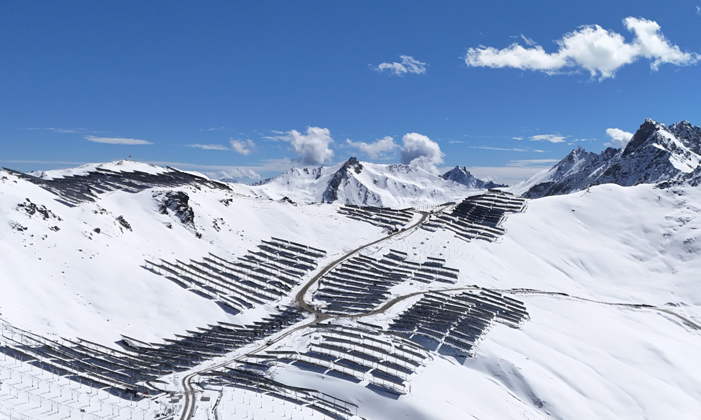 華能納古光伏電站是華能瀾滄江水風(fēng)光一體化清潔能源基地的重要建設(shè)項(xiàng)目，位于云南省迪慶藏族自治州德欽縣的超高海拔高寒區(qū)，一期項(xiàng)目占地面積達(dá)1900畝，相當(dāng)于177個(gè)標(biāo)準(zhǔn)足球場(chǎng)的大小，在4800米至5300米海拔高度建設(shè)有32個(gè)光伏陣列區(qū)，安裝約20萬(wàn)塊雙面雙玻光伏組件，總裝機(jī)規(guī)模達(dá)10萬(wàn)千瓦。