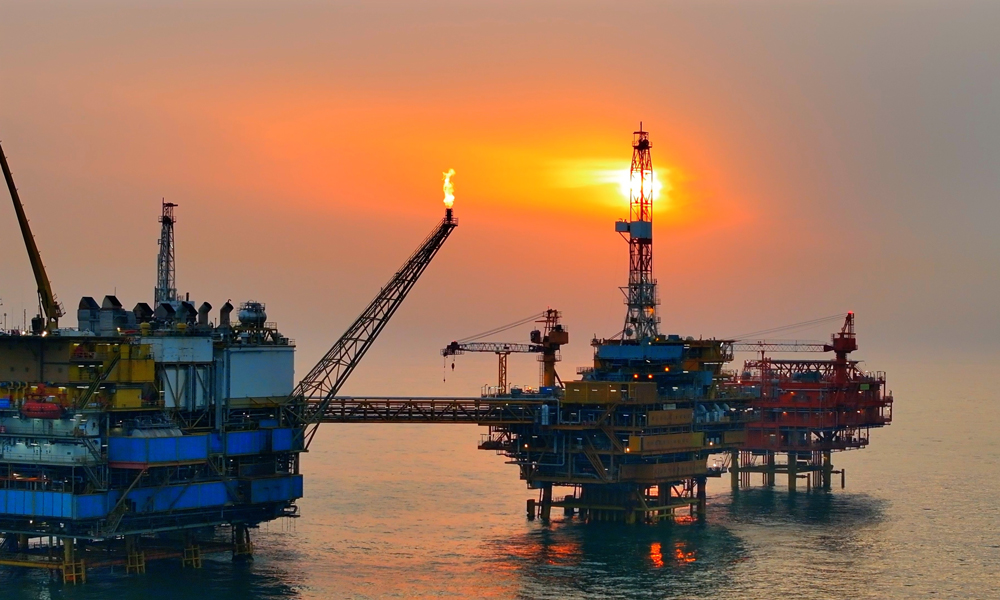 當(dāng)前，正值夏季炎熱天氣，海上平臺施工繁忙。綏中36-1油田CEP平臺多措并舉保供電：優(yōu)化電網(wǎng)結(jié)構(gòu)，通過升級老舊的電網(wǎng)設(shè)施，提高電網(wǎng)傳輸能力和可靠性；進(jìn)行需求側(cè)管理，通過需求響應(yīng)，在電網(wǎng)負(fù)荷高峰時段減少用電，或在負(fù)荷低谷時段增加用電，實現(xiàn)“削峰填谷”；此外，還開展節(jié)能技術(shù)應(yīng)用，利用智能電網(wǎng)技術(shù)實現(xiàn)電網(wǎng)的實時監(jiān)控和優(yōu)化控制，提高電網(wǎng)運行效率，確保實現(xiàn)高質(zhì)量迎峰度夏。