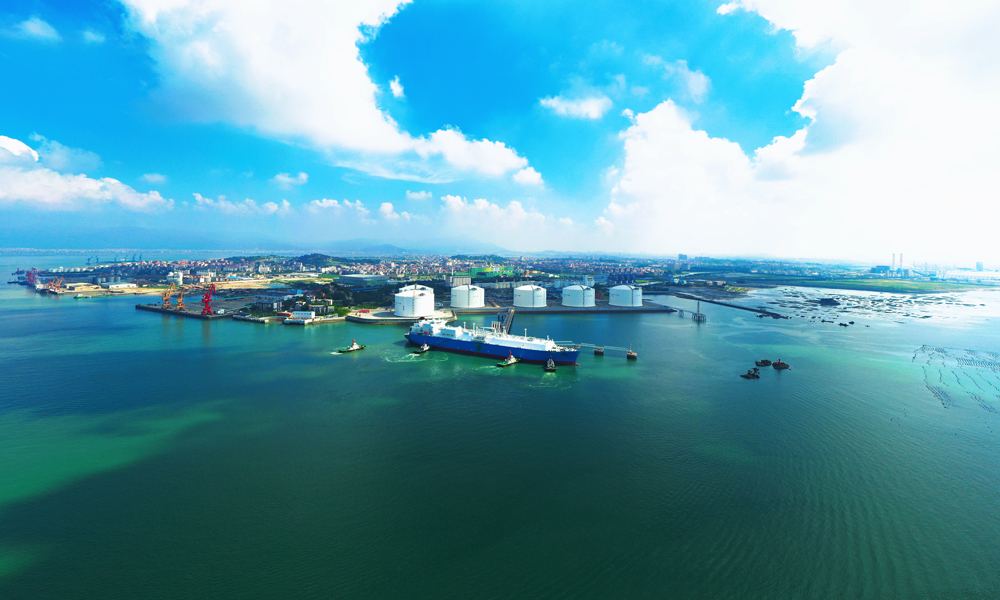 8月6日10時(shí)，巴拿馬籍運(yùn)輸船“丹古爪哇”輪在中國海油湄洲灣“綠能港”接收站碼頭完成卸貨作業(yè)后順利離泊。入夏以來，福建地區(qū)遭遇暴雨、高溫、臺(tái)風(fēng)等惡劣天氣，中國海油湄洲灣“綠能港”提前籌措LNG（液化天然氣）資源，加強(qiáng)設(shè)備設(shè)施日常巡檢維護(hù)和隱患排查治理，強(qiáng)化人員值班值守，提升內(nèi)部聯(lián)動(dòng)和產(chǎn)業(yè)鏈協(xié)同，保持天然氣外輸穩(wěn)定供應(yīng)，7月9日-7月17日，9天內(nèi)連續(xù)接卸4艘LNG船，創(chuàng)造今年來連續(xù)卸船新紀(jì)錄。