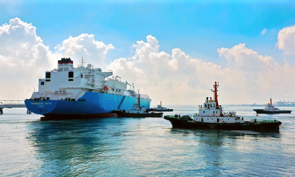 據(jù)統(tǒng)計(jì)，今年6月至今，中國海油湄洲灣“綠能港”共完成11艘LNG船接卸，卸貨量超65萬噸，外輸天然氣超10億方，為福建省“迎峰度夏”供氣保電工作提供有力保障。圖為巴拿馬籍運(yùn)輸船“丹古爪哇” 輪在中國海油湄洲灣“綠能港”接收站碼頭卸貨作業(yè)現(xiàn)場(chǎng)。