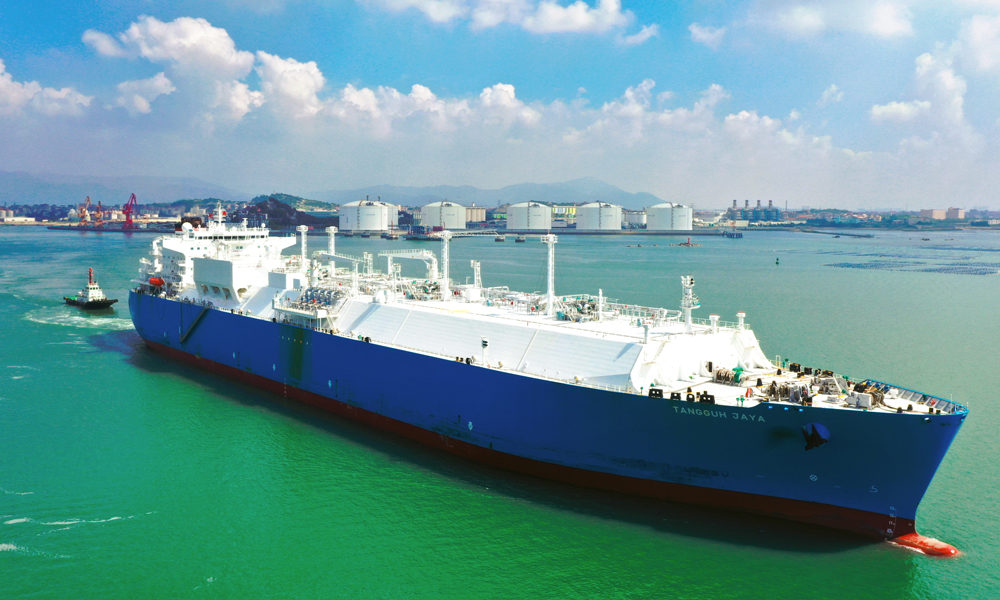 巴拿馬籍運(yùn)輸船“丹古爪哇” 輪在中國海油湄洲灣“綠能港”接收站碼頭卸貨作業(yè)現(xiàn)場(chǎng)。