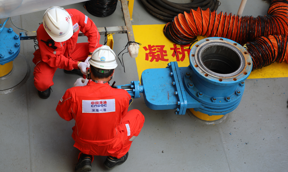 此前，“深海一號”能源站順利完成投產(chǎn)以來首次凝析油艙清艙檢測作業(yè)，檢測結(jié)果表明艙室運行狀態(tài)良好，能源站設(shè)計契合深海油氣開發(fā)實際需求，充分驗證了我國首創(chuàng)的深水半潛式儲卸油生產(chǎn)平臺設(shè)計的可靠性和先進性。圖為“深海一號”現(xiàn)場作業(yè)人員打開凝析油艙移動泵接入管線閘閥。周宇 攝