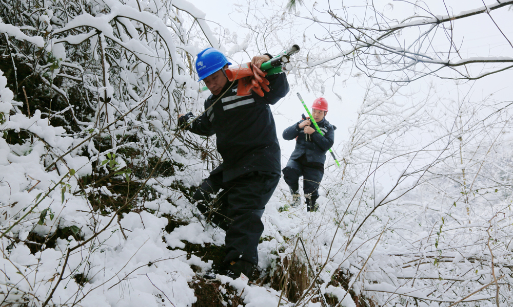 1月22日，南方電網(wǎng)貴州銅仁碧江供電局工作人員對線路開展拉網(wǎng)式巡視排查、線路通道清理等工作。