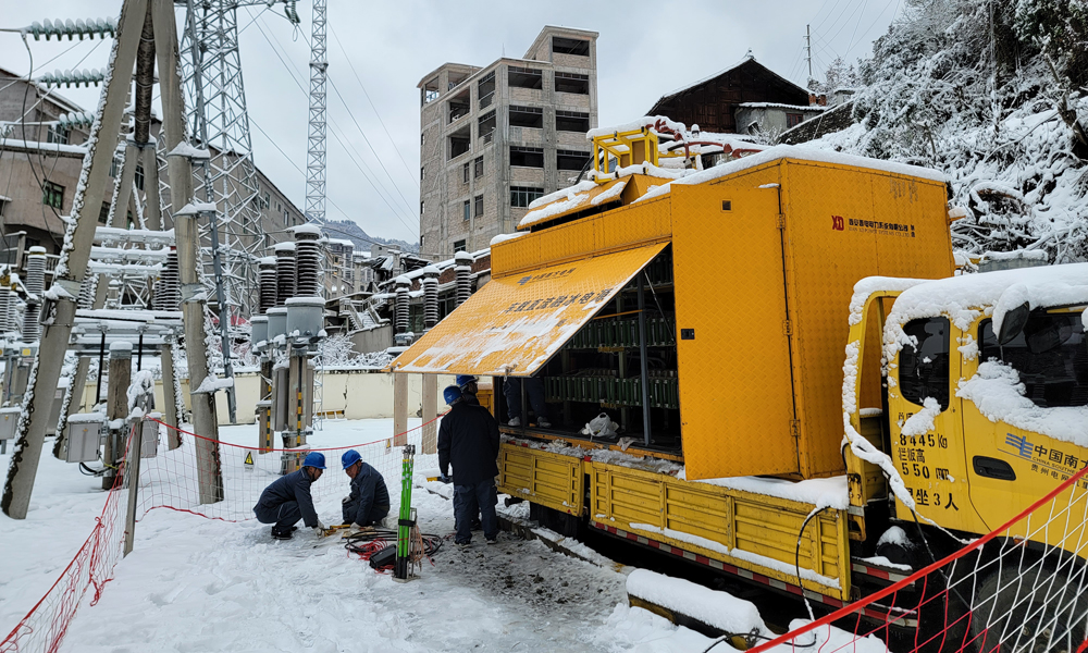 1月22日，南方電網(wǎng)貴州凱里供電局工作人員開展車載直流融冰作業(yè)。