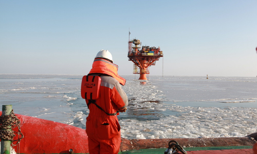 中國海油生產(chǎn)人員前往智能平臺(tái)巡檢。