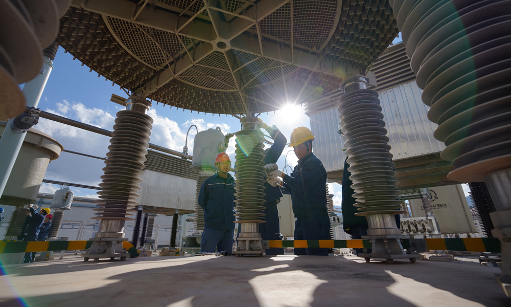 據(jù)了解，南方電網(wǎng)超高壓公司大理局針對本次檢修，組織近300人對全站設(shè)備及輸電線路開展共計104項任務(wù)的系統(tǒng)檢修與維護，檢修結(jié)束后，將有效提升設(shè)備健康水平，保障西電東送“大動脈”安全穩(wěn)定運行。圖為南方電網(wǎng)超高壓公司大理局檢修人員在500千伏第一大組交流濾波器場開展相關(guān)設(shè)備斷復(fù)引工作。