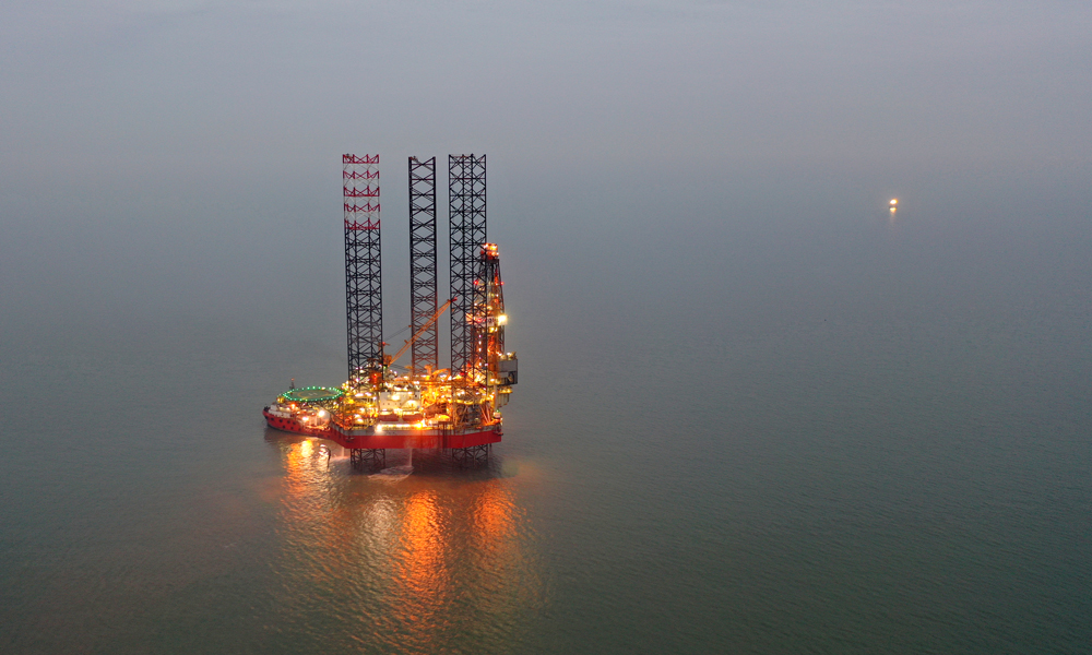 寒冬臘月，雪花飛舞，朔風(fēng)凜冽，透骨奇寒。這是一年中最冷的時(shí)候。但在渤海西南海域，凱旋一號(hào)鉆井平臺(tái)勘探現(xiàn)場(chǎng)，卻鉆機(jī)隆隆、人聲鼎沸，一派熱火朝天的作業(yè)景象。