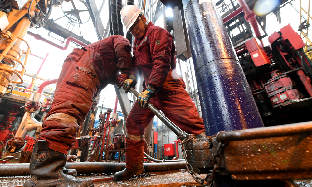 安全生產(chǎn)事故，千防勝于一治。在滴水成冰的作業(yè)現(xiàn)場(chǎng)，工作人員正在距離海面不到10米處的閥門器位置反復(fù)進(jìn)行設(shè)備檢查，頻繁通過地質(zhì)卡層分析、壓力監(jiān)測(cè)、泥漿化驗(yàn)、防噴器維保等舉措，確保在高壓井段，降低風(fēng)險(xiǎn)，提高作業(yè)安全系數(shù)，以“一萬(wàn)”的努力防止“萬(wàn)一”的發(fā)生。圖為在鉆臺(tái)上，工作人員合力上緊安全卡瓦。