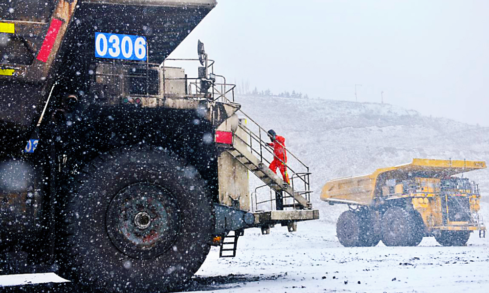 準(zhǔn)能集團(tuán)哈爾烏素露天煤礦積極做好設(shè)備防寒越冬工作，全面加強(qiáng)運(yùn)輸卡車(chē)點(diǎn)檢力度，從源頭上消除設(shè)備的松、漏、缺、裂等現(xiàn)象，切實(shí)提升設(shè)備安全性能。圖為運(yùn)輸隊(duì)工作人員對(duì)卡車(chē)進(jìn)行點(diǎn)檢。