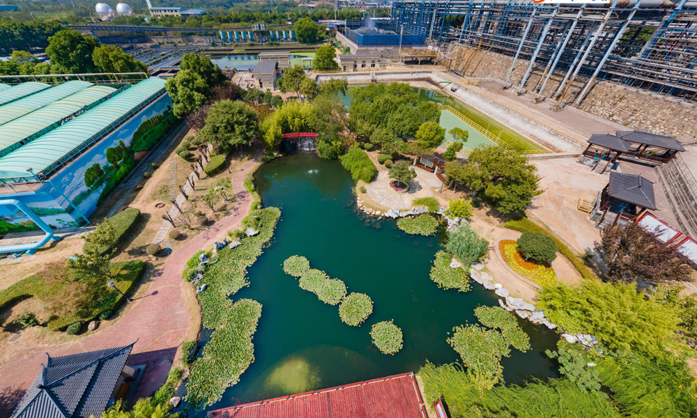 九江石化深入開展“油不落地、氣不上天、污不入土”行動，推動減污降碳協(xié)同增效，“十二五”以來累計完成污染防治和提標改造項目160個，進一步夯實綠色發(fā)展根基。圖為九江石化建成的斑鳩園水生態(tài)景區(qū)。