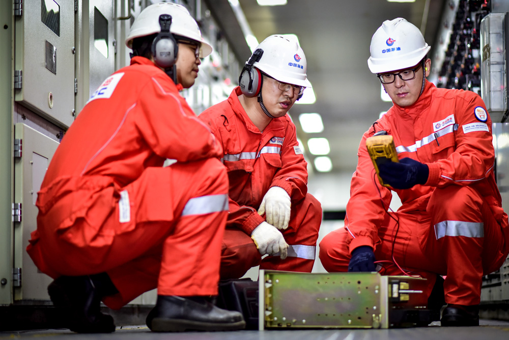 近日，渤海油田渤南油田群一線工作人員開(kāi)展電氣設(shè)備檢修作業(yè)。