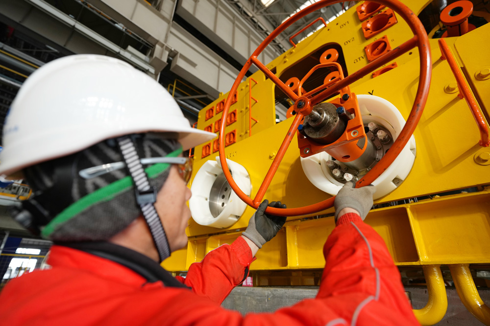 作為海洋石油開采的核心裝備，水下采油樹是海底以下數千米油氣生產管柱與海底油氣運輸管道連接的重要樞紐，猶如井口智能“水龍頭”，控制著油氣開采速度，并對生產情況進行實時監測和調整。它具備安全隔離儲油層、保證井下作業安全等功能，是構建水下油氣生產系統的基礎設施。