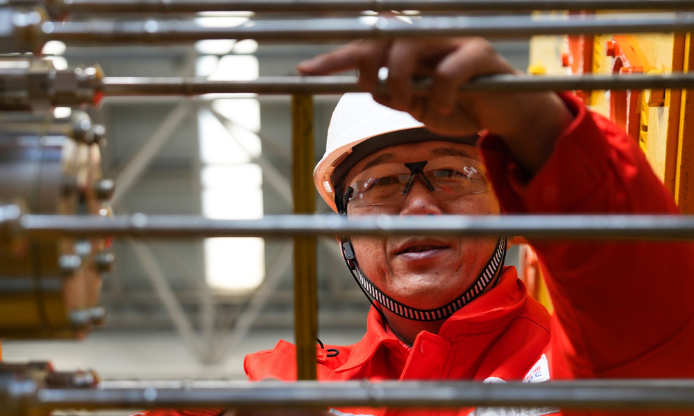 總裝作業過程中，項目開展全過程質量管控，精心挑選可達到醫藥食品加工標準的10萬級潔凈車間，嚴密監測液壓流道潔凈度，較計劃提前完成水下生產系統控制模塊液壓元器件裝配。項目開發新型焊接工藝，優化質檢測量技術，強化底部結構框架預制尺寸控制，實現垂直度誤差0.5度以內，全面滿足水下采油樹集成精度要求。