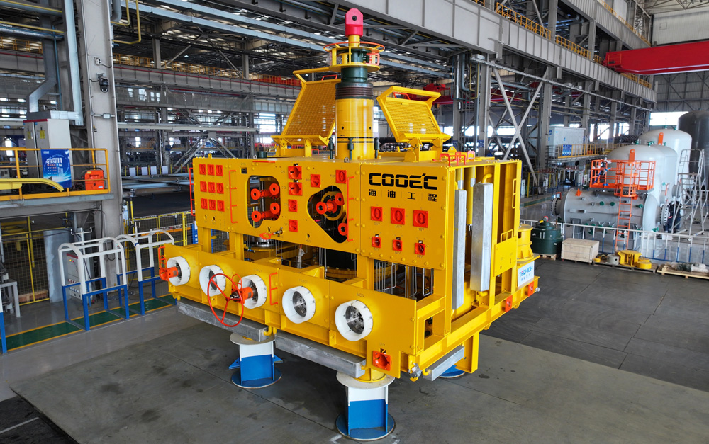 本次完成總裝的水下采油樹，是海油工程“擎?！逼放浦匾诵乃卵b備之一。近年來，中國海油通過強化自主攻關和科技創新，發揮鏈長融通帶動作用，建成了水下產品研發、制造與測試、深水環境模擬測試等多個水下裝備科研平臺，全面形成了水下中心管匯、水下分配單元連接器、臍帶纜終端等10多種水下關鍵裝備的自主研發制造能力，實現了從簡單到復雜、從淺水到超深水的跨越，為實現深水油氣裝備高水平自主化提供了堅強保障。