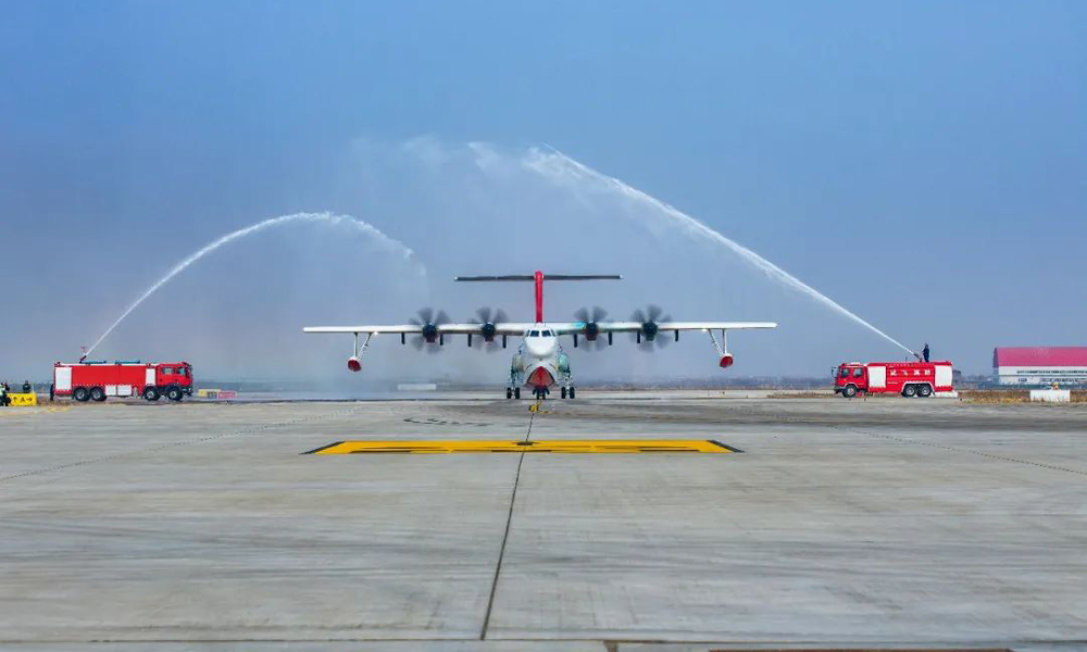 近日，在陜西蒲城，剛剛完成可燃液體排放表明符合性試飛的AG600-1005架機在跑道上緩緩滑行，穿過停機坪上象征民航最高禮儀的“水門”。伴隨著現場熱烈的歡呼聲，大型水陸兩棲飛機AG600“鯤龍”圓滿完成取證前全部試飛科目，向著適航取證目標又邁出關鍵一步。