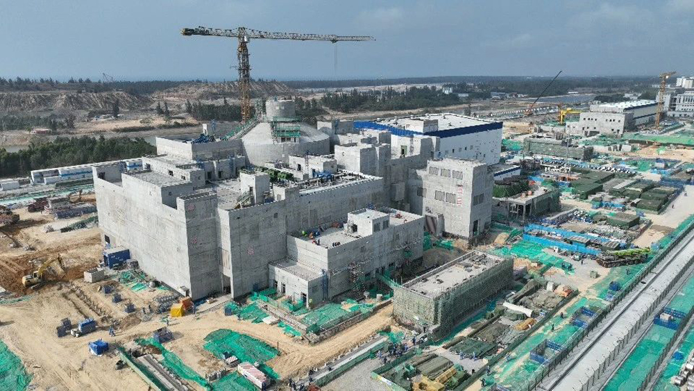 近日，全球首個陸上商用模塊式小型堆——中核集團海南昌江多用途模塊式小型堆科技示范工程“玲龍一號”首臺主泵成功就位，這進一步彰顯了我國在新型核能系統設計、高端裝備制造及復雜工程協同管理上的綜合實力，對鞏固我國在小堆國際競爭中先發優勢、形成我國模塊式小型堆先進品牌具有重要意義，為該工程后續冷試等關鍵節點提供了有力保障。