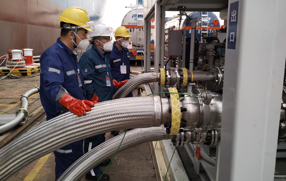 此次“中遠海運洋浦輪”甲醇燃料加注作業的順利完成，不僅標志著中國遠洋海運在綠色航運領域邁出了實質性步伐，也為中國航運業加速低碳轉型樹立了行業標桿。未來，中國遠洋海運將繼續深化綠色技術創新，攜手產業鏈伙伴推動更多清潔能源船舶的應用，為實現“雙碳”目標和全球航運業可持續發展貢獻中國智慧與力量。