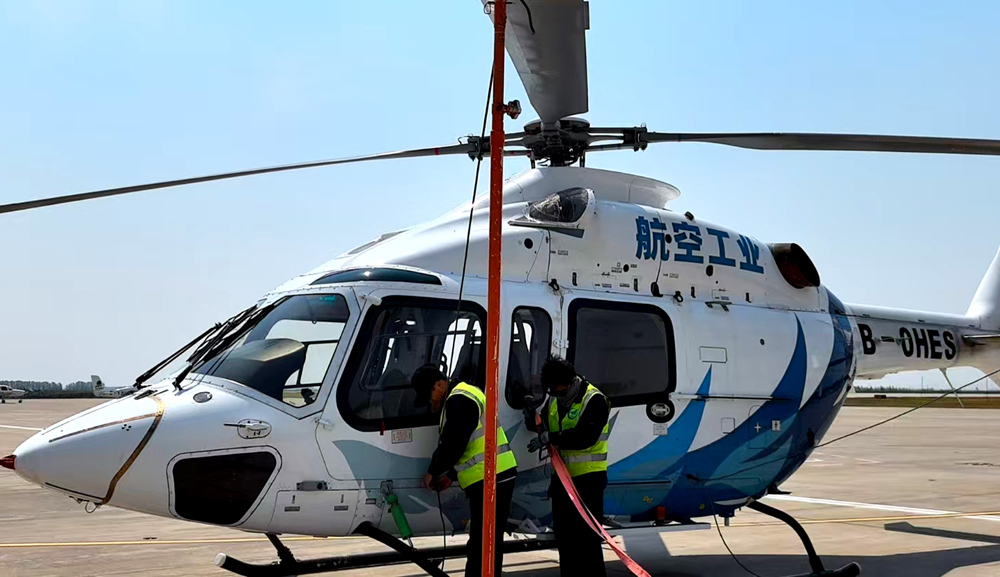 AC332直升機可廣泛應用于緊急醫療救護、應急救援、公務執法、高原作業和海上作業等領域。尤其是在高海拔地區可高效完成人員物資運輸、搜索救援、醫療救護等多種作業任務，并滿足高原地區現有及規劃機場間的轉運要求。