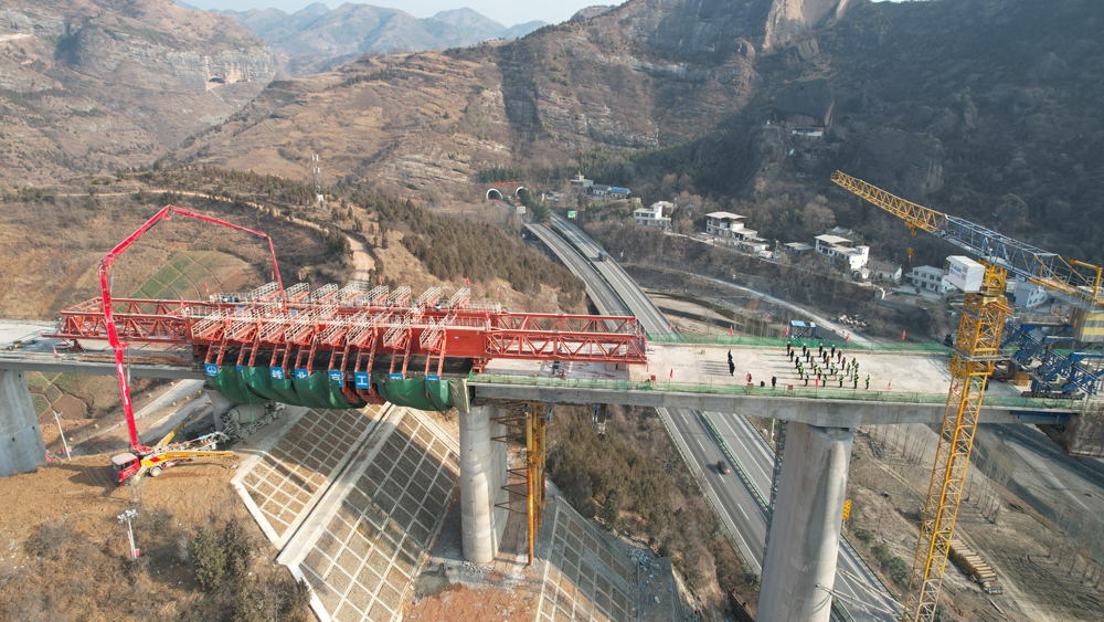 漫川關(guān)福銀高速立交特大橋上跨G70福銀高速、多條縣道、旅游道路及多處既有村莊，施工安全風(fēng)險(xiǎn)大、技術(shù)難度高。項(xiàng)目團(tuán)隊(duì)成立科研攻關(guān)小組，積極研究復(fù)雜山區(qū)橋梁建造施工技術(shù)。截至目前，項(xiàng)目部已經(jīng)取得發(fā)明專(zhuān)利6項(xiàng)，省部級(jí)工法1項(xiàng)、企業(yè)級(jí)工法2項(xiàng)。