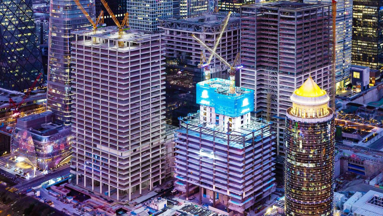 中國建筑為大家保險(xiǎn)北京CBD-Z5地塊項(xiàng)目量身定制的自動化控制液壓爬模技術(shù)，可實(shí)現(xiàn)核心筒主體結(jié)構(gòu)建造6天一層樓，外加單次爬升每層僅需30分鐘的造樓機(jī)，為超高層建筑狹小空間的快速建造，安上了“加速器”，該項(xiàng)目計(jì)劃提前90天完成160米超高層核心筒封頂。