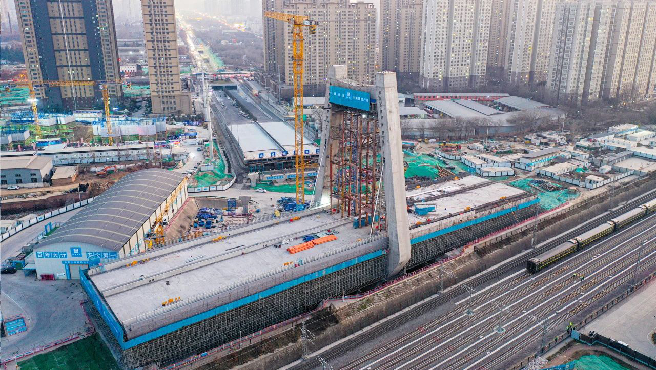 中國建筑西安幸福路北延伸工程項(xiàng)目，采用全自動液壓爬模一體化，智能監(jiān)測同步頂升系統(tǒng)，單日橋體建造最快效率達(dá)1.5米，實(shí)現(xiàn)國內(nèi)在建最重的多向不對稱斜拉轉(zhuǎn)體橋塔柱封頂，為超大斜拉轉(zhuǎn)體橋施工關(guān)鍵技術(shù)領(lǐng)域增添“新法寶”。