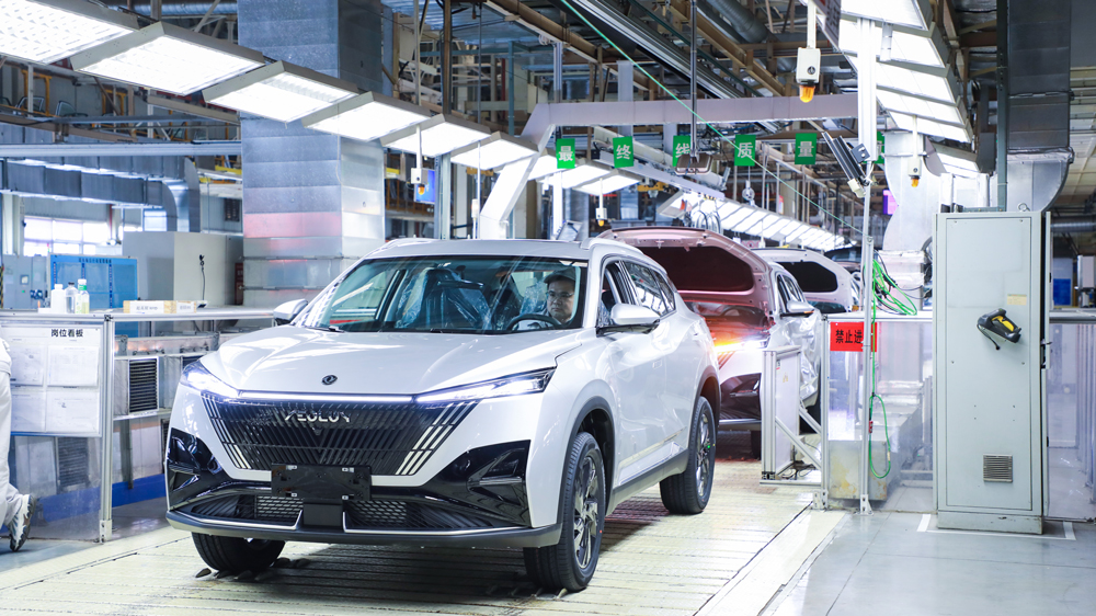 工作人員在位于湖北省武漢市的東風(fēng)乘用車制造總部武漢一廠裝配乘用車產(chǎn)品。